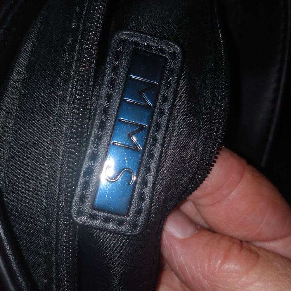 MMS: Black multi compartment crossbody/shoulder bag W/ detachable strap. - Picture 7 of 9